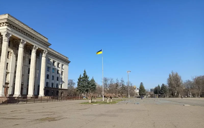 Поврежденный ветром флаг на Куликовом поле наконец заменили
