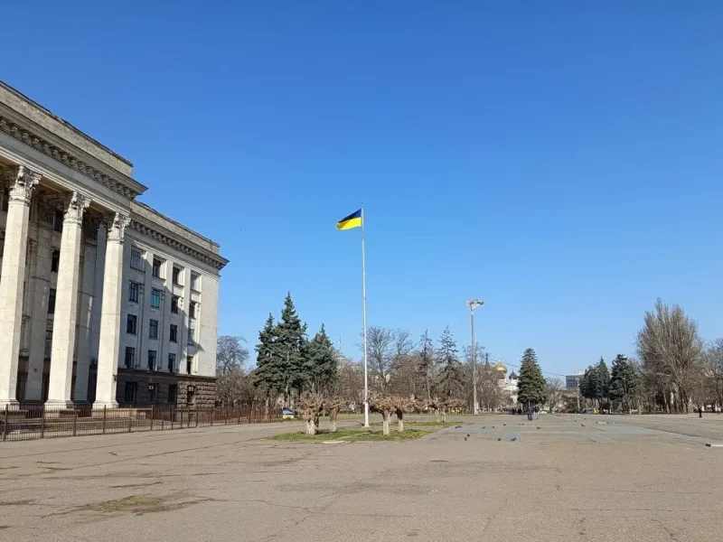 Поврежденный ветром флаг на Куликовом поле наконец заменили