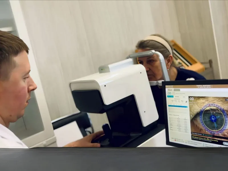 Йде обстеження у офтальмолога