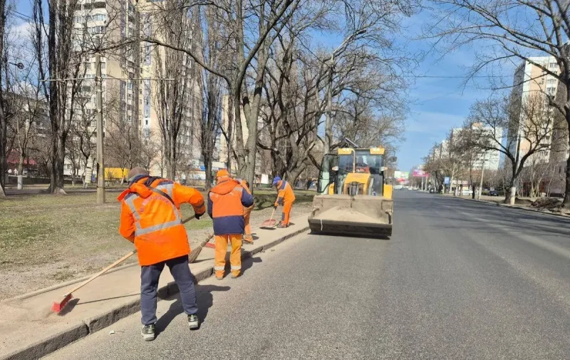 Одесские коммунальщики за работой