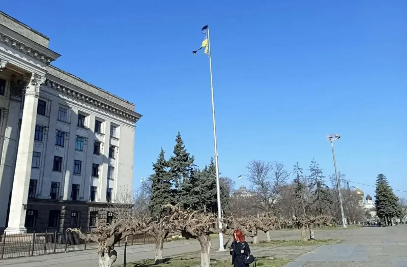 Изношенный флаг Украины на флагштоке у Дома профсоюзов в Одессе