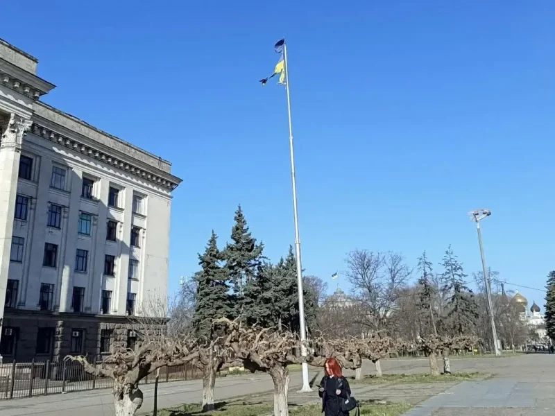Изношенный флаг Украины на флагштоке у Дома профсоюзов в Одессе