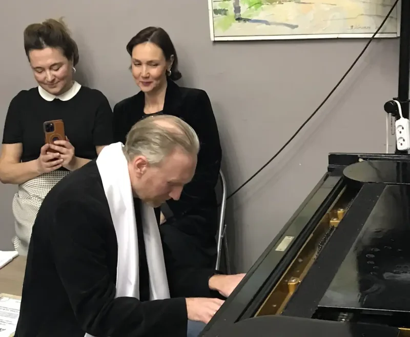 Грає Олексій Петухов