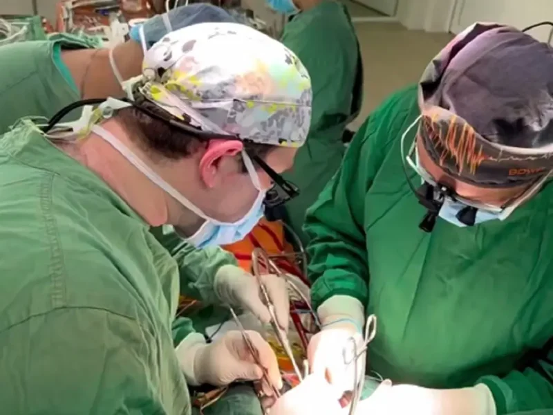 В Одесі пацієнту з аневризмою аорти провели складну кардіохірургічну операцію: смедики за роботою
