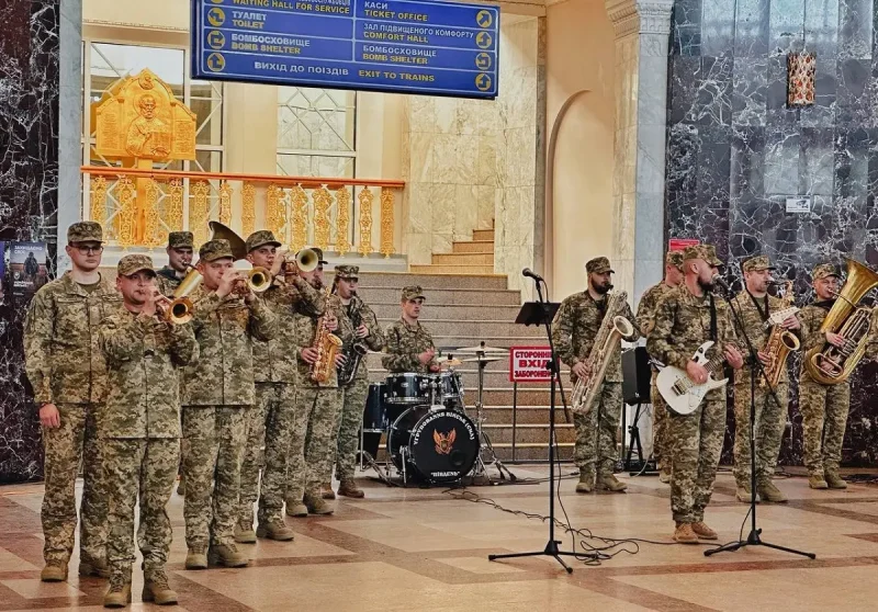 В Одессе на вокзале военный оркестр в камуфляже исполняет музыку в День добровольца.