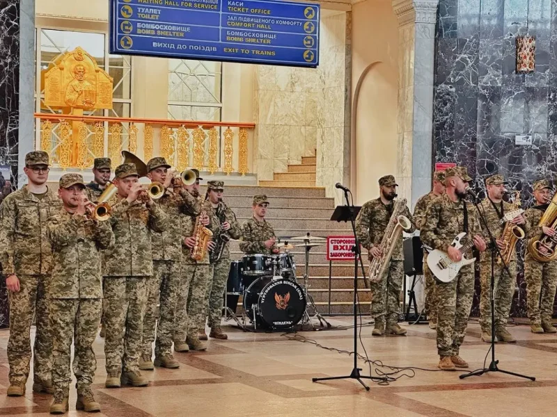 В Одессе на вокзале военный оркестр в камуфляже исполняет музыку в День добровольца.