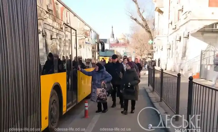 Пасажири поспішають на посадку в автобус