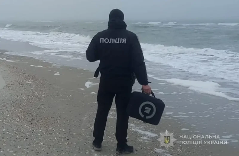 Поиск пропавших рыбаков: полицейский а берегу моря