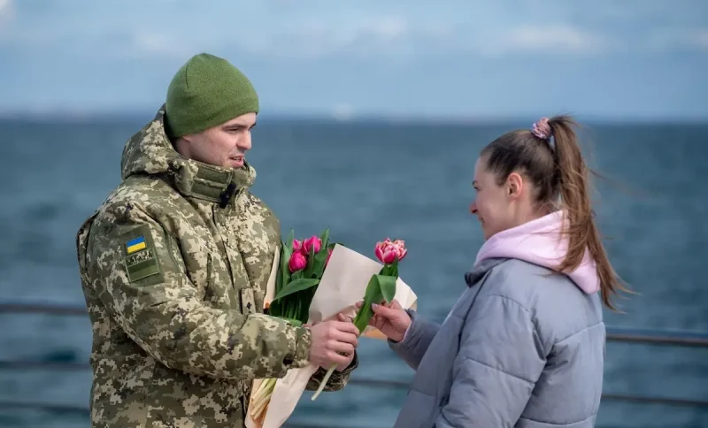 В Одесі прикордонники дарували тюльпани перехожим жінкам просто на набережній біля моря