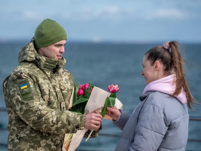 В Одесі прикордонники дарували тюльпани перехожим жінкам просто на набережній біля моря
