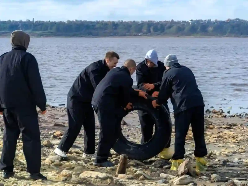 Прибирання шин на Куяльнику