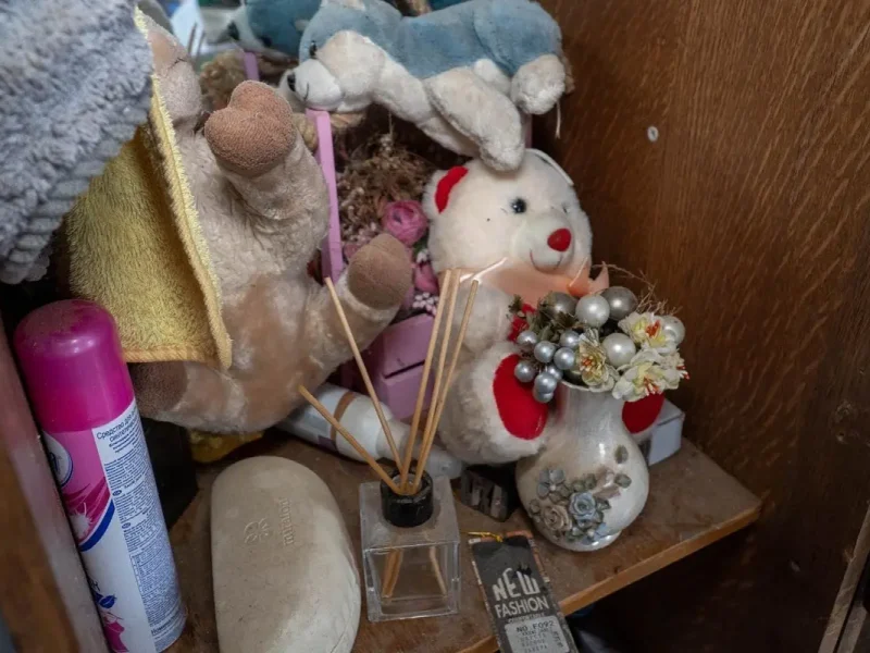 Зруйновані стелі та випалені кімнати: як виглядають квартири одеситів після нічної атаки (фоторепортаж)