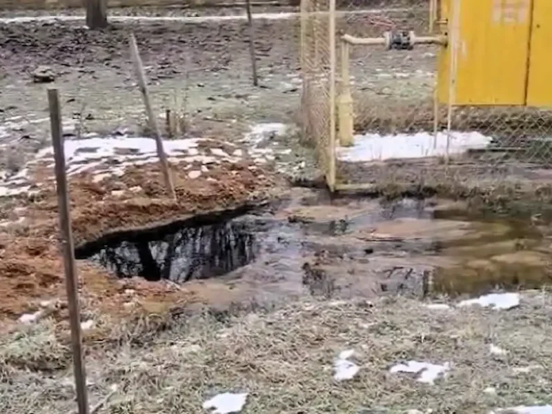 утечка канализационных стоков возле села Александровка