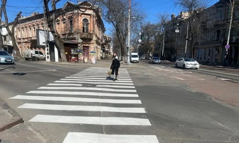 Специалисты КУ «СМЭП» начали весеннее обновление дорожной разметки в Одессе