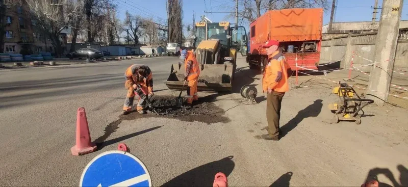 Дорожные службы Одессы проводят текущий ремонт проезжей части и тротуаров во всех районах города