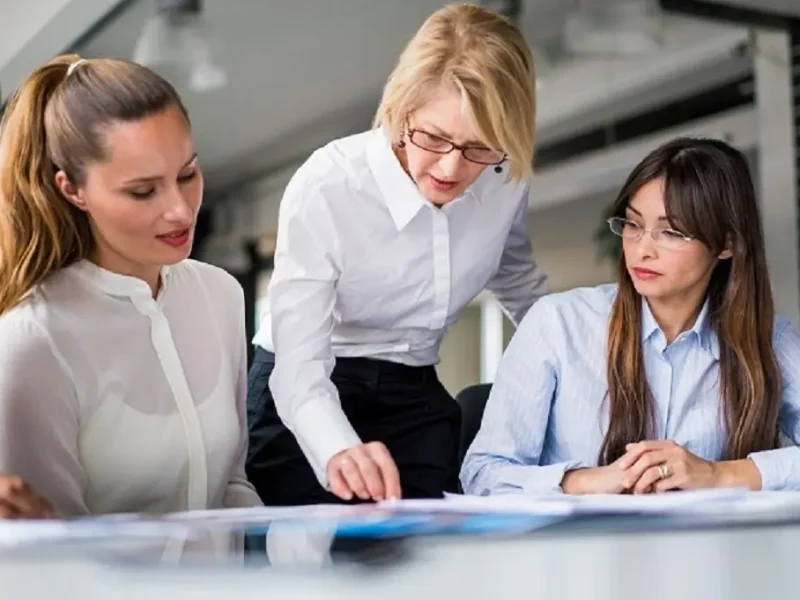 Команда женщин-руководителей в офисе