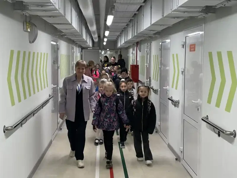 Учні з вчителькою прямують до укриття