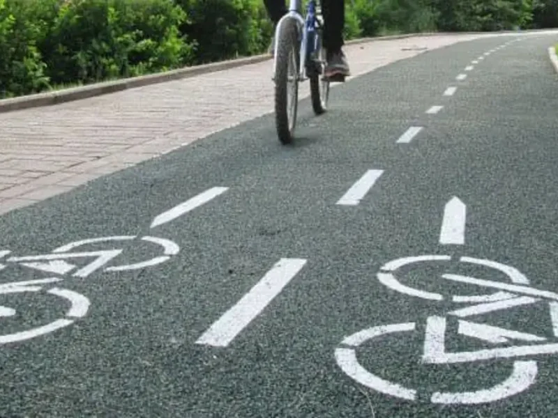 Велосипедист на велодорожке