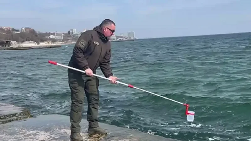 Эколог отбирает пробы морской воды в Одессе 24 марта 2026 года