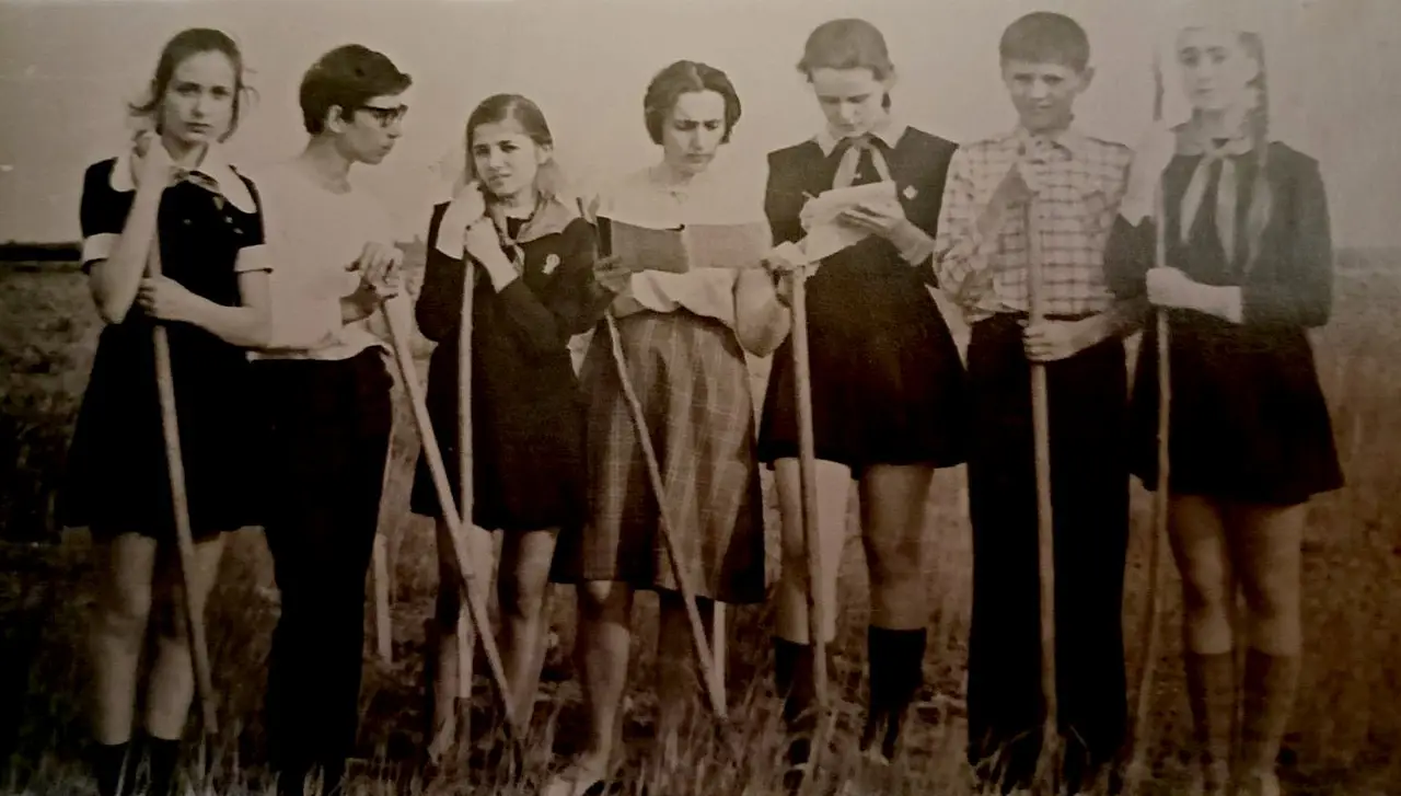 Юні натуралісти зі своїм педагогом