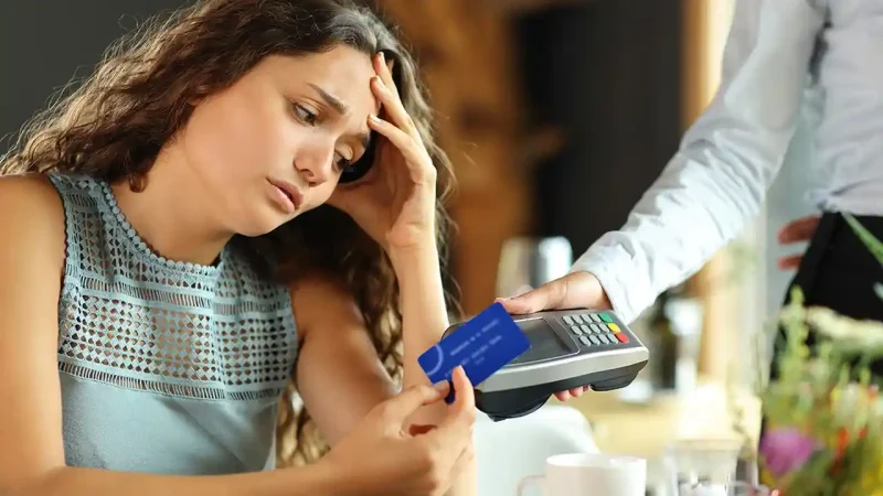 Жінка розраховується в ресторані