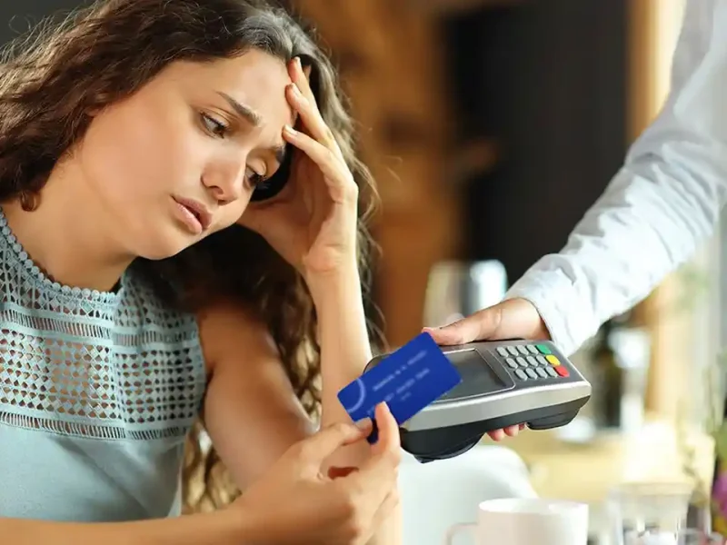 Жінка розраховується в ресторані