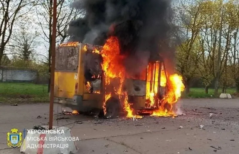 Удар по автобусу в Херсоне, 17 апреля 2026