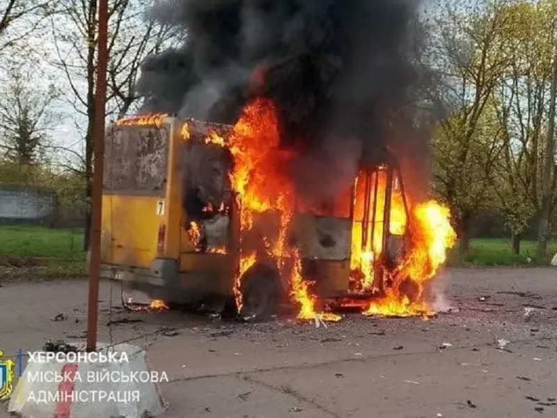 Удар по автобусу в Херсоне, 17 апреля 2026