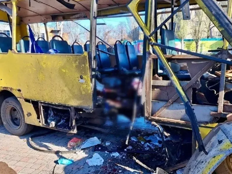 Российский FPV-дрон атаковал пассажирский автобус в Никополе: трое погибших и 16 раненых