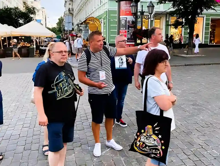 Борис Тинка проводить екскурсію Одесою