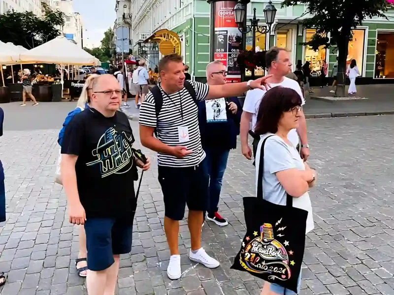 Борис Тинка проводить екскурсію Одесою