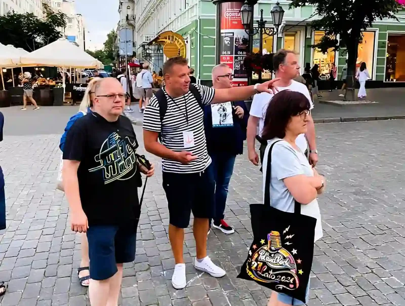 Борис Тинка проводить екскурсію Одесою