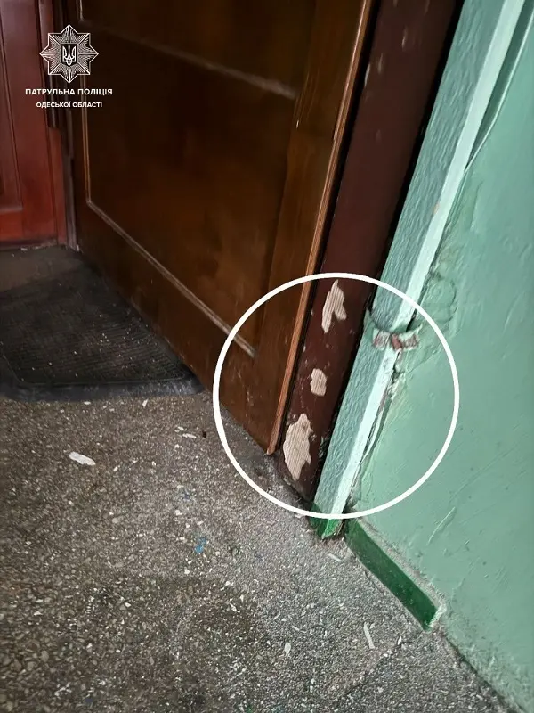 Сліди пошкоджень у під'їзді після дій дебошира