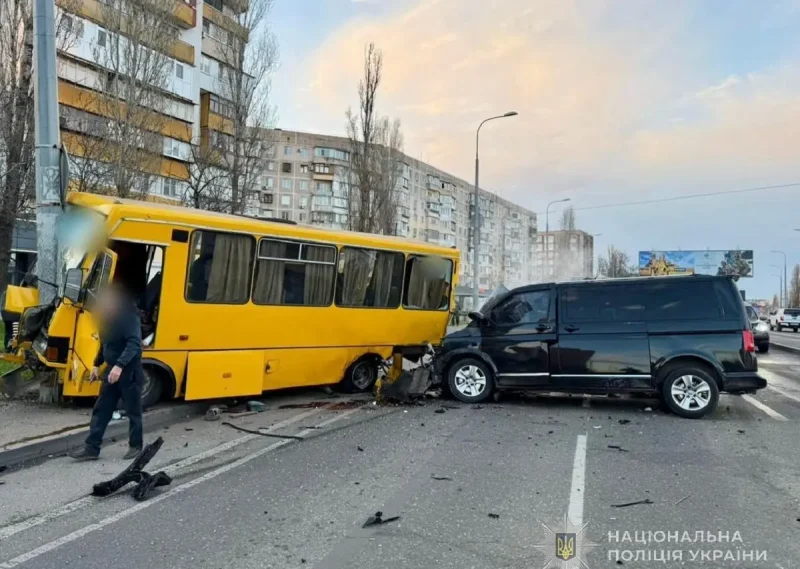 Смертельное ДТП в Одессе на Балковской: черный микроавтобус врезался в заднюю часть желтой маршрутки