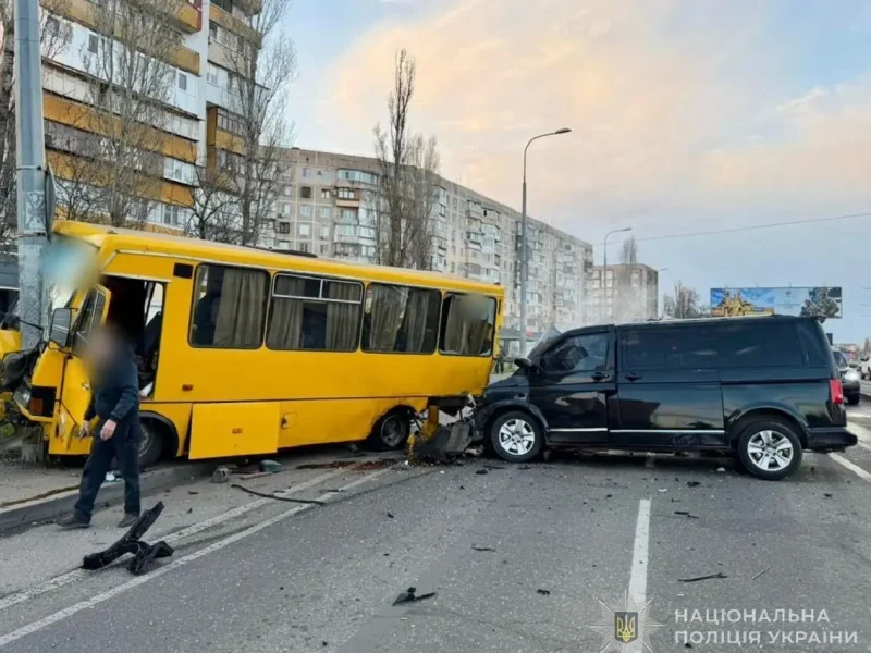 Смертельное ДТП в Одессе на Балковской: черный микроавтобус врезался в заднюю часть желтой маршрутки