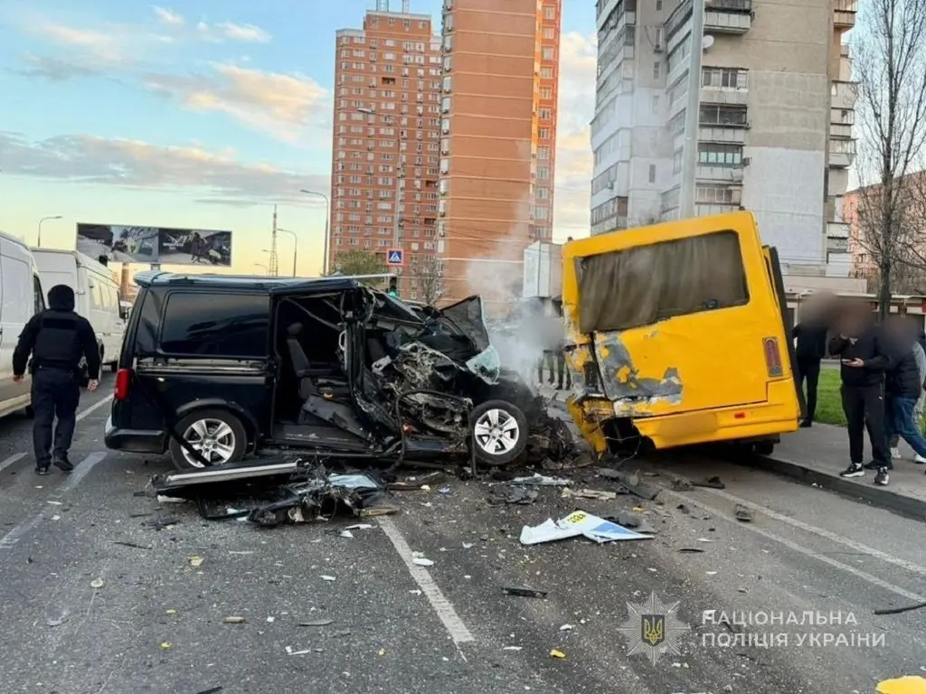 Последствия аварии на Балковской: полностью разбитая передняя часть черного буса после столкновения с желтым автобусом. Фото: Нацполиция