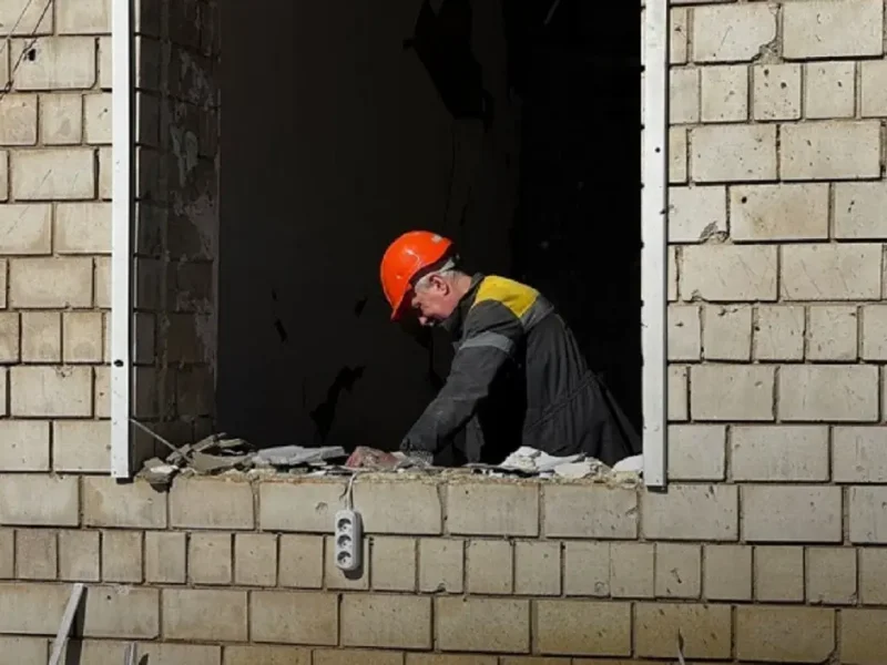 Энергетик возвращает свет после атаки