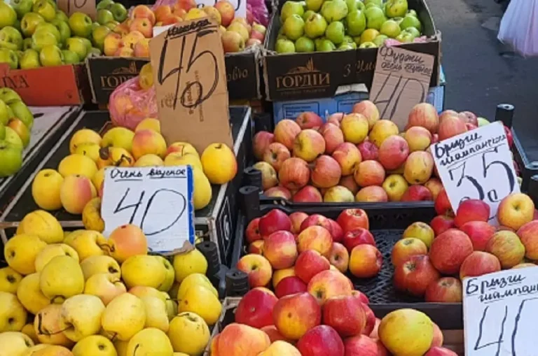 Цены на фрукты на рынке в Аккермане