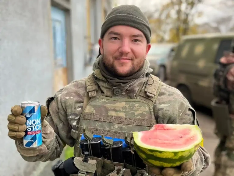 Військовий з кавуном