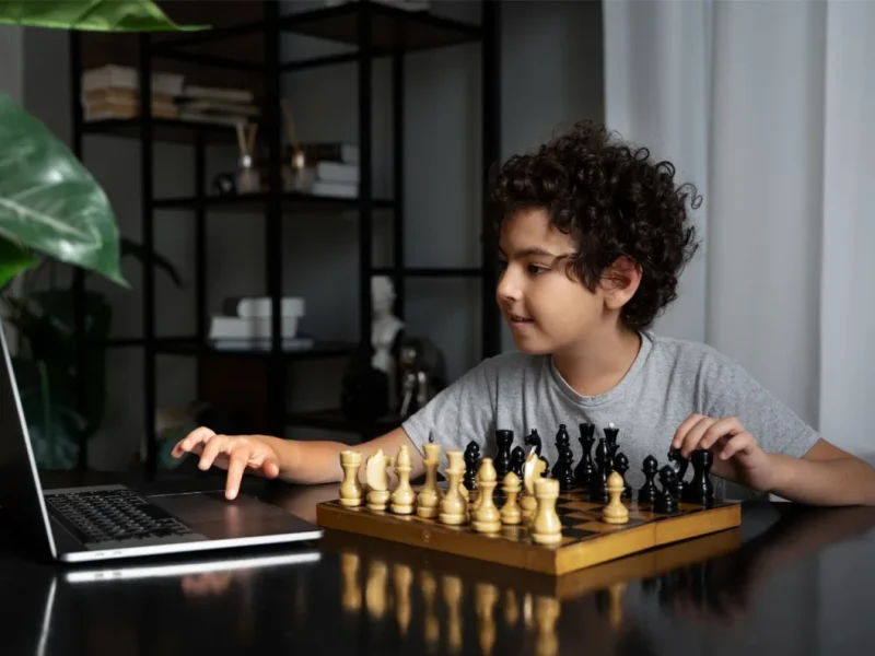 Хлопчик грає у шахи