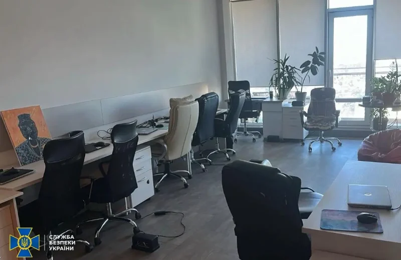 В Одессе правоохранители разоблачили масштабную схему криптомошенничества. Сотрудники СБУ совместно с Нацполицией ликвидировали подпольный кол-центр