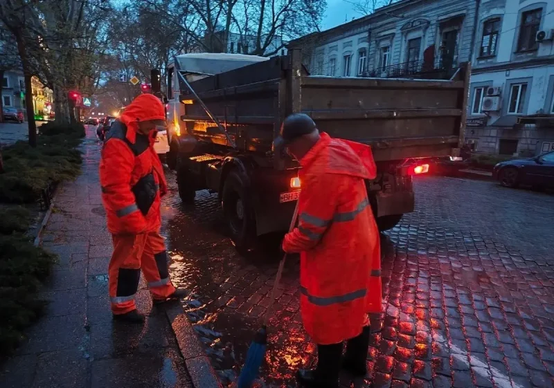 На вулицях Одеси працюють бригади КП "Міські дороги"