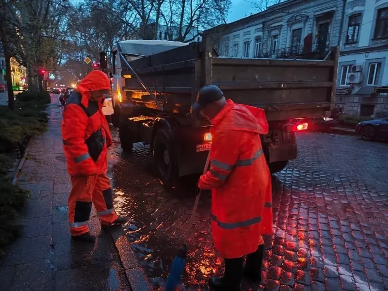 На вулицях Одеси працюють бригади КП "Міські дороги"