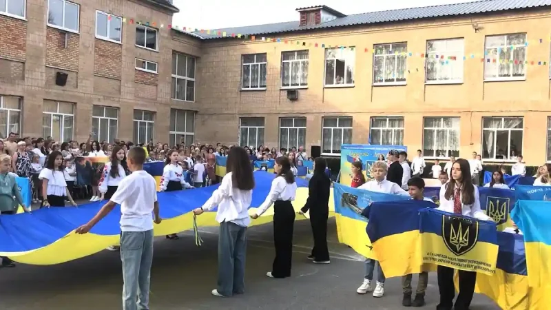 Діти у ліцеї тримають прапор