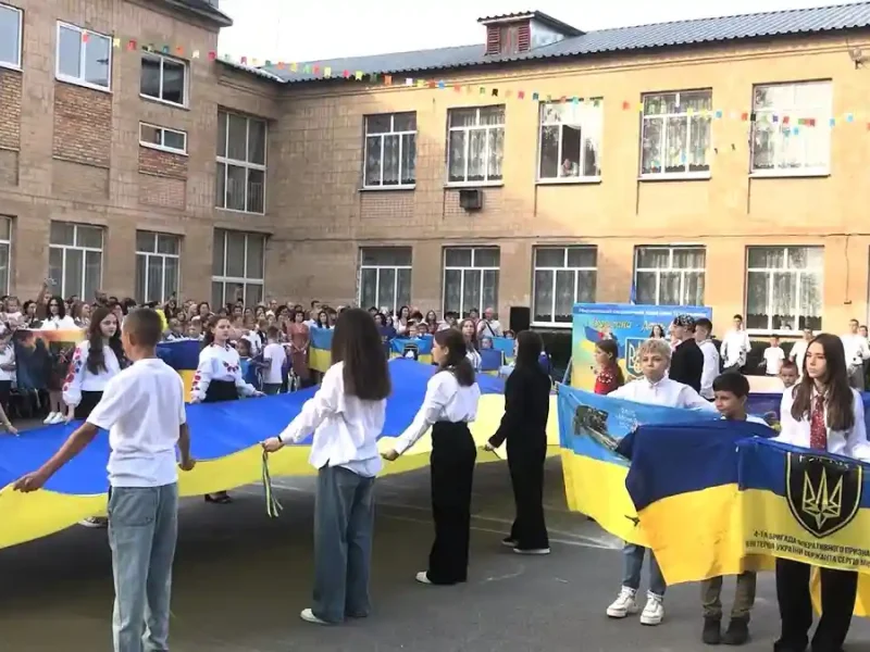 Діти у ліцеї тримають прапор