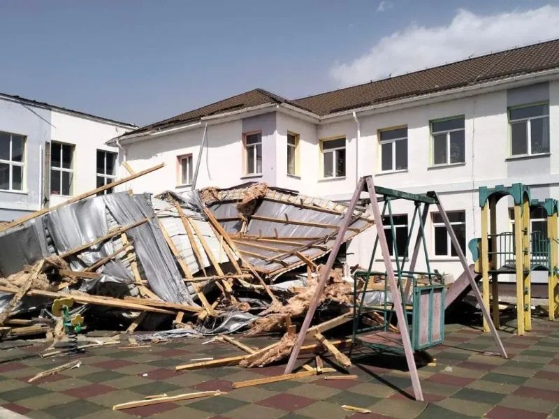 В Маяках ураганный ветер сорвал крышу лицея