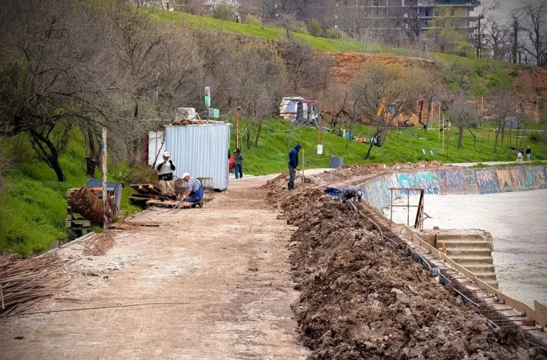 В Одесі тривають роботи з реалізації першої черги впорядкування набережної на 16-й станції Великого Фонтану – частини масштабного проєкту