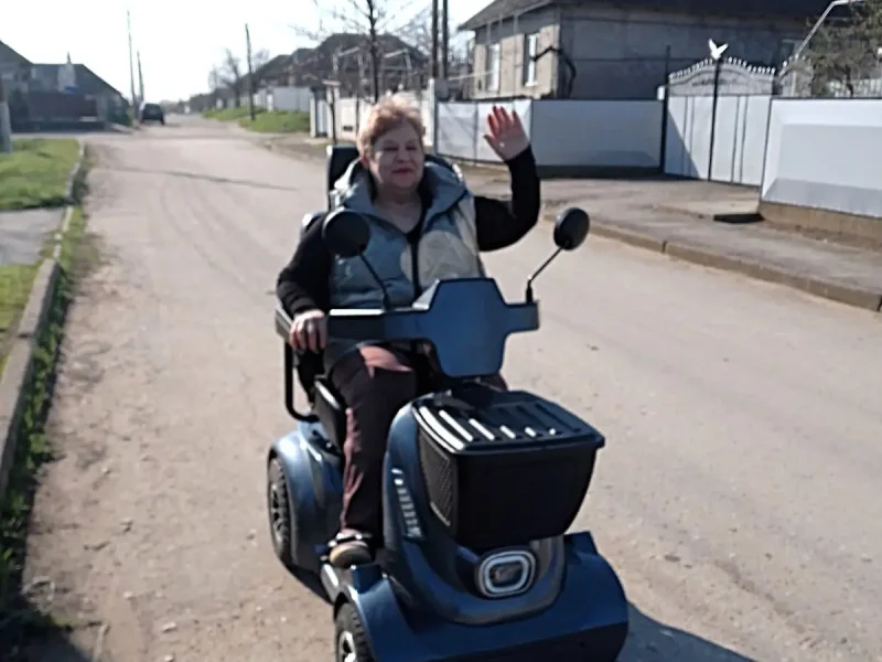 Надія Сіромашенко на скутері