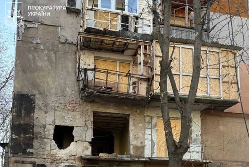 Зруйновані балкони та вибиті вікна у житловому будинку Одеси після обстрілу