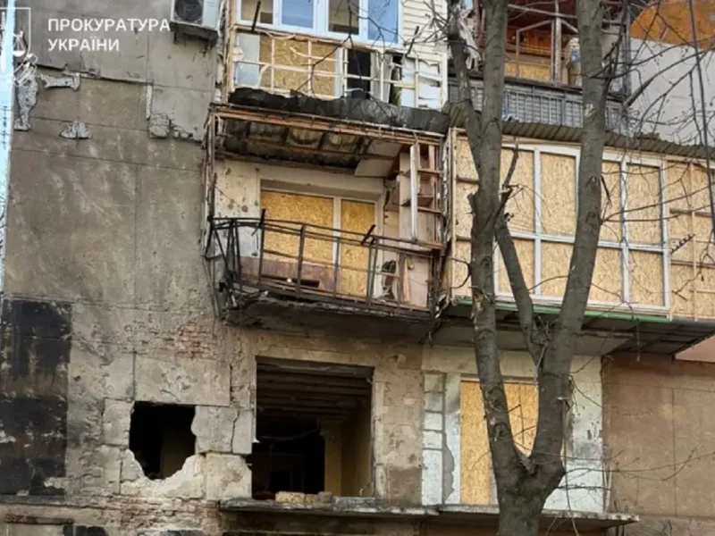 Зруйновані балкони та вибиті вікна у житловому будинку Одеси після обстрілу
